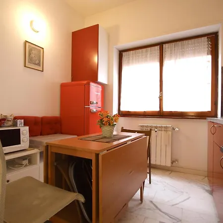 Rouge - 10 Min From Vatican